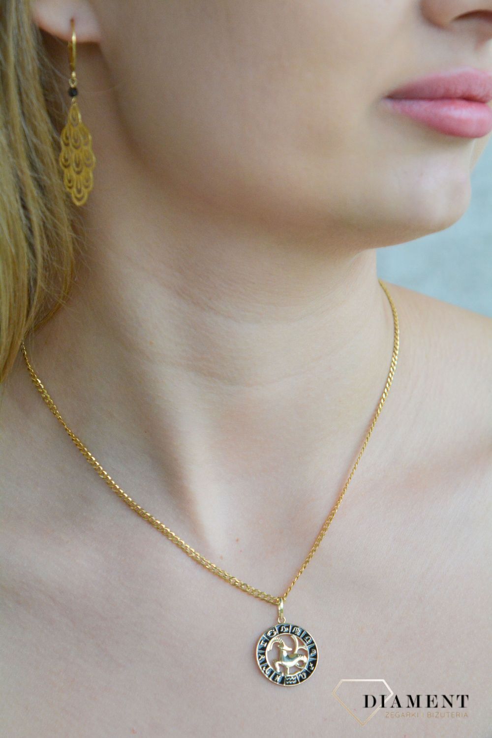 Złota zawieszka 585 znak zodiaku Koziorożec z czarną emalią w kółku ZA 7310G.jpg